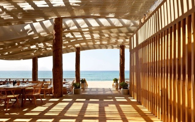 Необычный дизайн пляжного ресторана в Греции (6 фото)