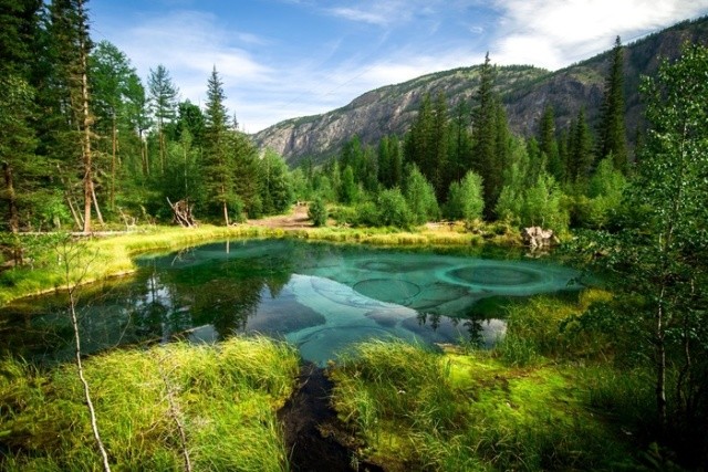 Красивое гейзерное озеро в Горном Алтае (5 фото)