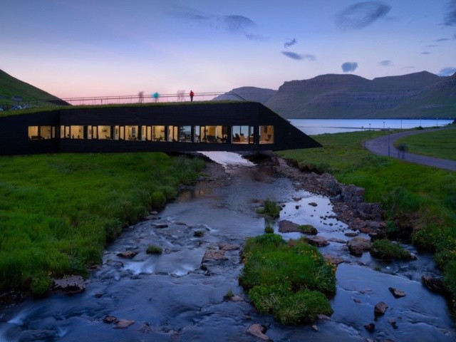 Здание-мост через реку на островах (6 фото)